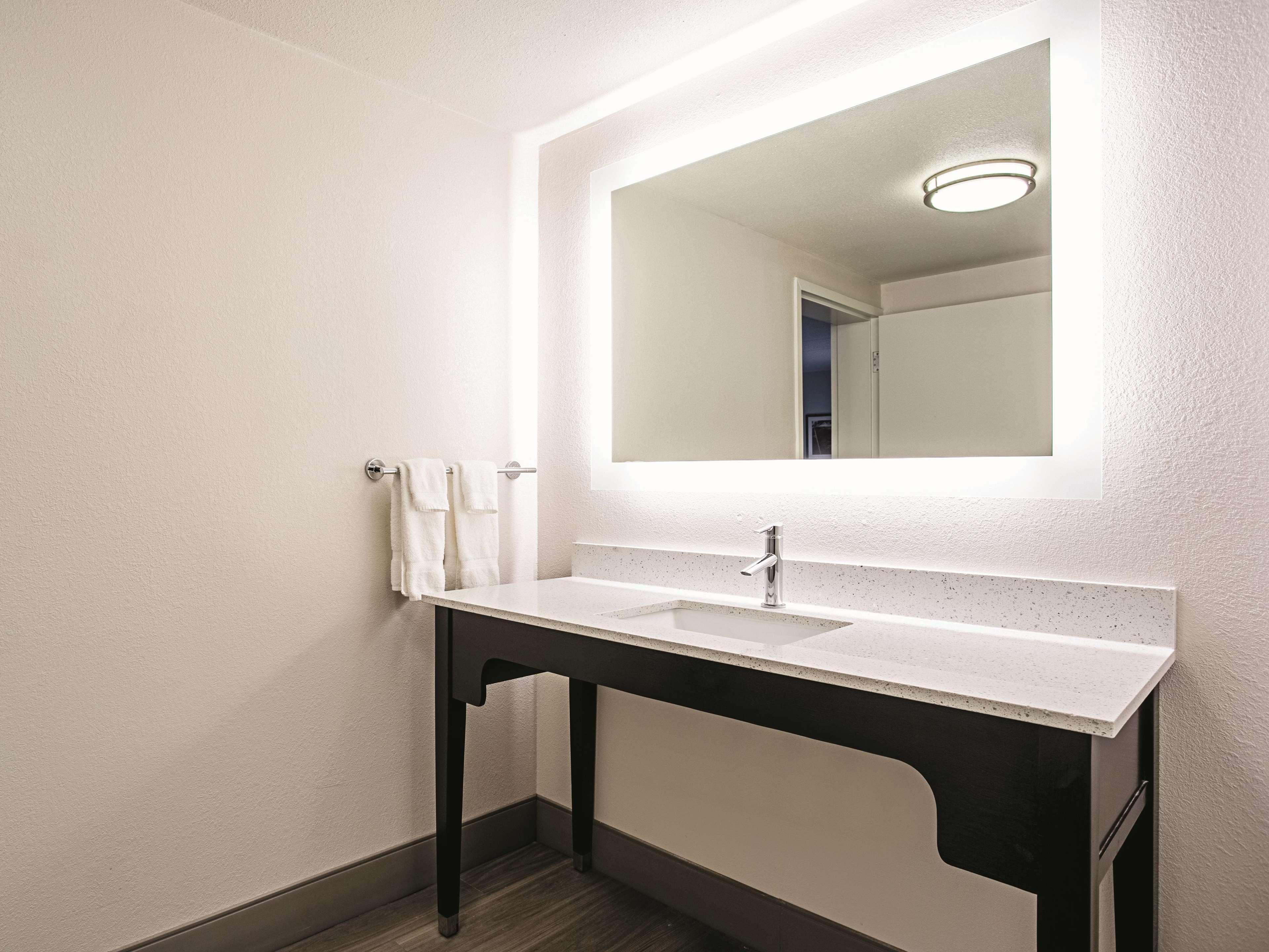 La Quinta By Wyndham Baltimore N / White Marsh Rosedale Экстерьер фото
